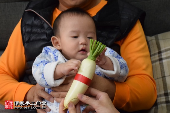 剃胎毛、滿月剃頭、嬰兒剃頭、嬰兒理髮、嬰兒剃髮、嬰兒剃胎毛、嬰兒滿月剃頭、寶寶剃頭、剃胎毛儀式、剃胎毛吉祥話、滿月剃頭儀式、滿月剃頭吉祥話、寶寶剃胎毛、寶寶滿月剃頭理髮、 新北板橋區剃胎毛、新北板橋區滿月剃頭、 新北板橋區嬰兒剃頭剃胎毛、新北板橋區嬰兒理髮、新北板橋區嬰兒剃髮、施寶寶(新北板橋區到府嬰兒寶寶滿月剃頭理髮、免費到府嬰兒剃胎毛儀式吉祥話)。到府剃頭剃胎毛主持、專業拍照、DVD光碟、證書。★購買「臍帶章、肚臍章、胎毛筆刷印章」贈送：剃頭、收涎、抓周，三選一。2016.12.29  照片20